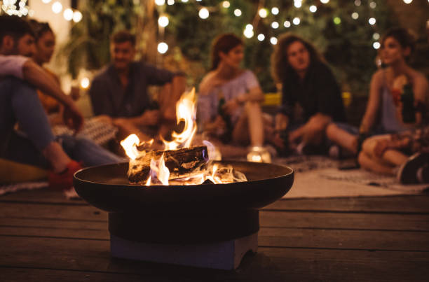 mit Familie am Feuer